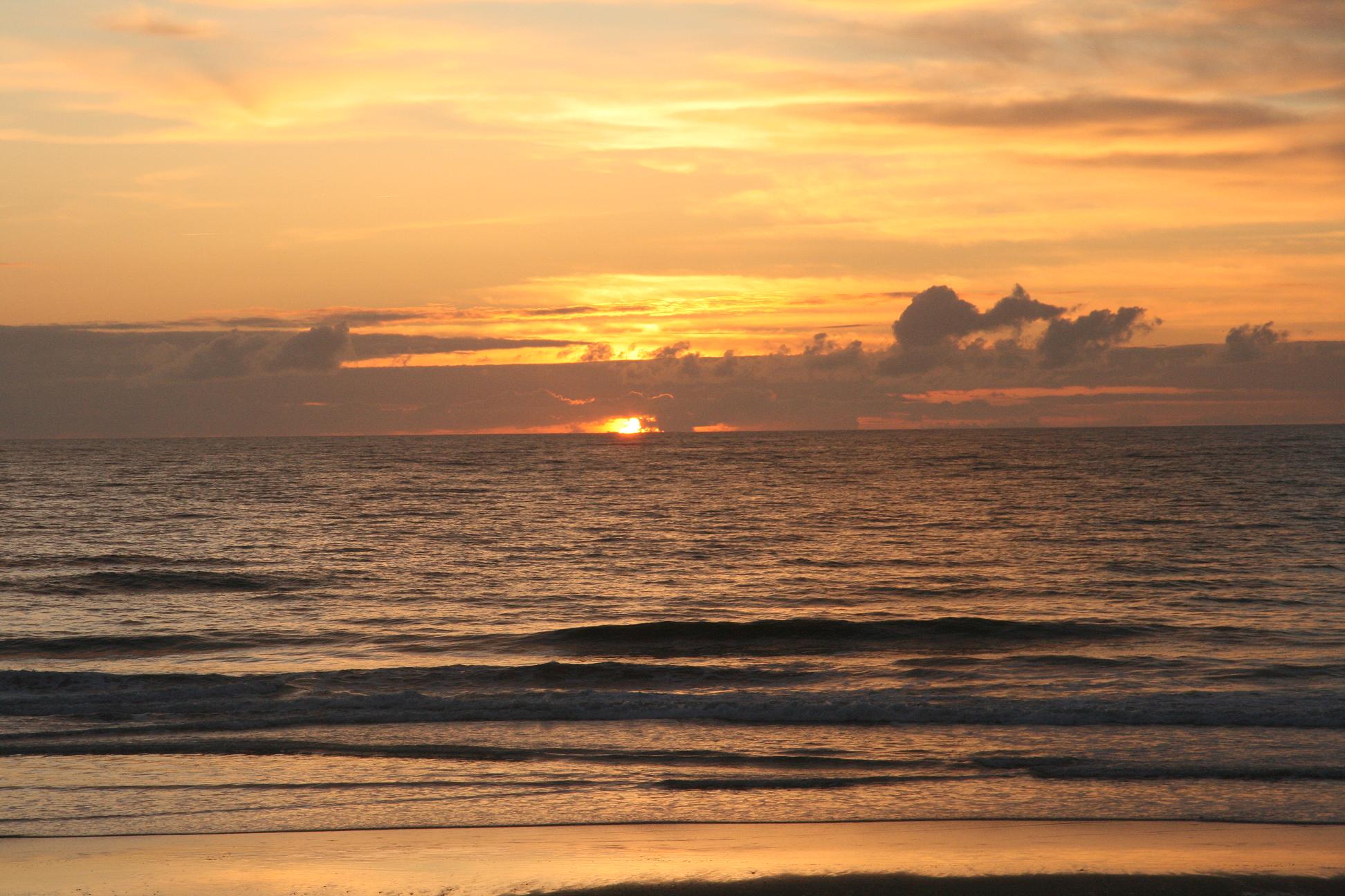 Euronat - coucher du soleil sur la grande plage de sable fin